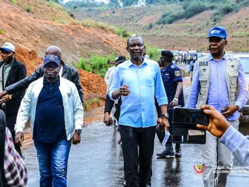 RDC – INFRASTRUCTURES : John Banza inspecte les travaux de la RN1 et ouvre le pont Kaluebo à la circulation.