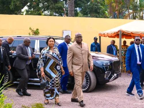 Crash de Kenge : Tshisekedi rend hommage aux généraux Likulia et Mutombo et réconforte leurs familles.