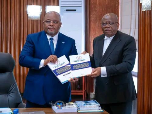 RDC : la Cour des comptes transmet à l’Assemblée nationale son rapport sur l’exécution du budget 2025.