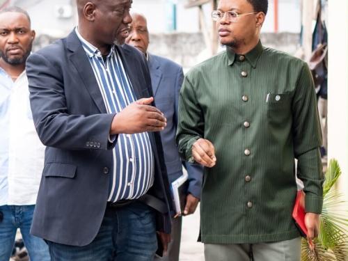 Kinshasa : le député provincial Jared Phanzu évalue les moyens de la Brigade anti-incendie.