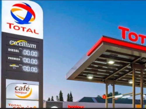 Le gouvernement congolais à officialisé la baisse du prix de carburant à la pompe.